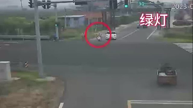 危险！大货车路口闯红灯酿事故！