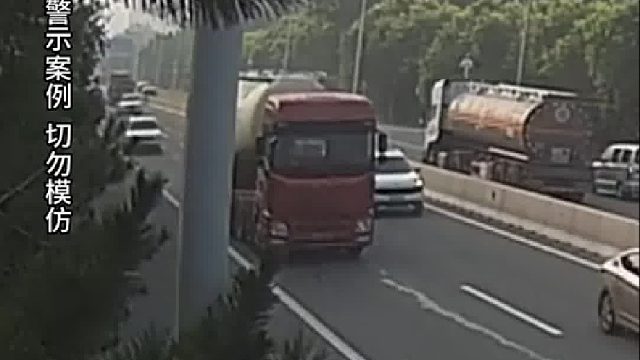 货车突然爆胎旁边车辆跟着遭殃！