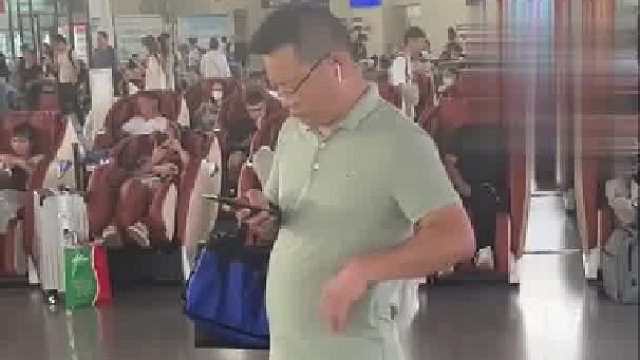 男子发视频吐槽高铁候车室 ，座位全部换成按摩椅   9成旅客没地方坐，客服表示：问题会记录反馈处理 这事你怎么看？
