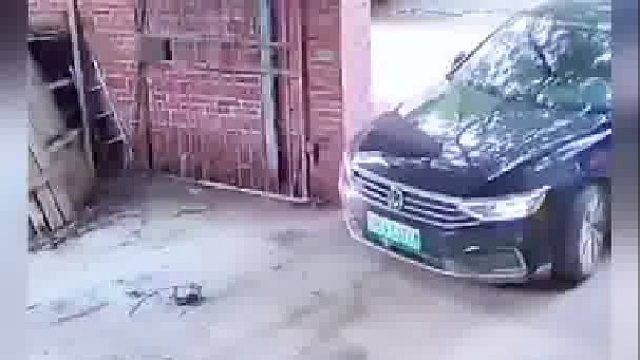 男子回家见院子里只有孩子，偷偷抱走孩子吓懵老婆。