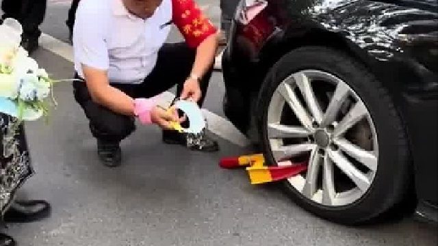 男子结婚接新娘，接完新娘准备上车，发现婚车被物业锁了