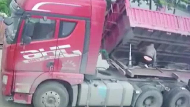 男子在维修大货车时液压杆突然损坏幸好及时跳下车不然后果不堪设想