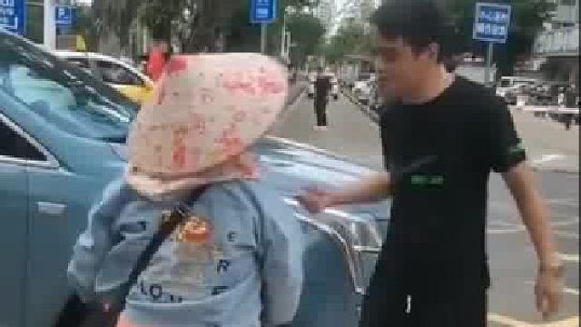 男子买槟榔不给钱，十块钱就给人家五块，还骂人