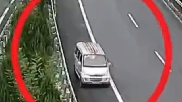 汽车高速倒车引发连环事故后逃逸