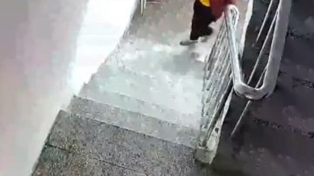 女子连续一年砸门咒骂楼上邻居，楼上邻居：我们两口子一年瘦了十几斤~