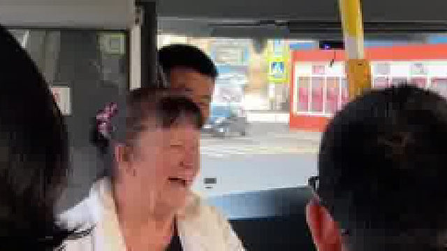 俄罗斯公交上坐满z国人，大妈上车直接懵圈 “是我起猛了？怎么还出国了”