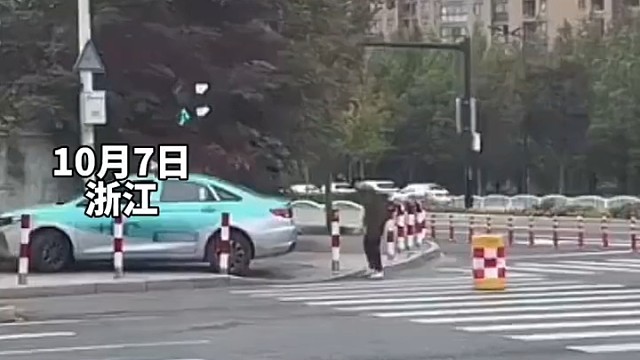 出租车违停人行道
被栏杆困在路边动弹不得