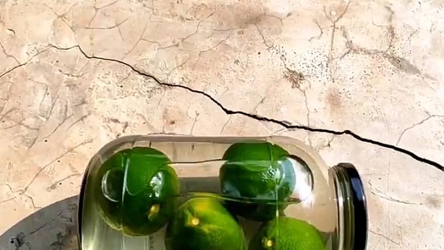 楼梯滚瓶子爆破大赛