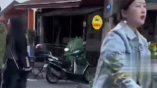 女子开滑板车遛俩娃，拐弯速度惊人吓坏路人