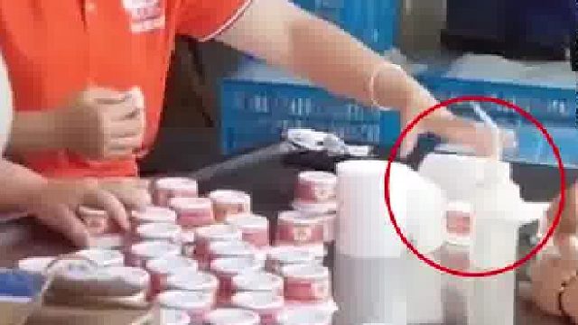 火锅蘸料的秘密：卫生纸蘸上松香水，员工擦掉生产日期