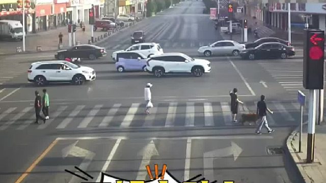 闯红灯图一时之快发生事故承担全责！