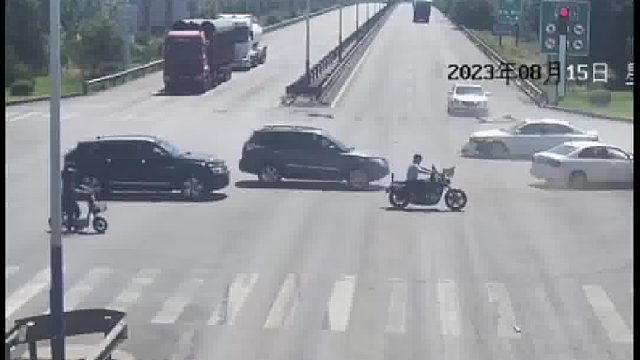 男子驾车闯红灯负全责！