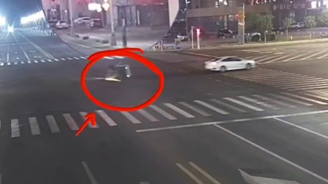 电动三轮车任性闯红灯，人仰车翻还要负全责！