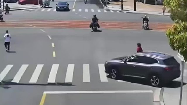 行人过马路不走斑马线被撞！