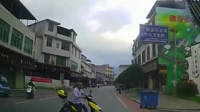 老人酒后驾驶二轮车横过道路，小车过路口大意不减速，结果发生碰撞！