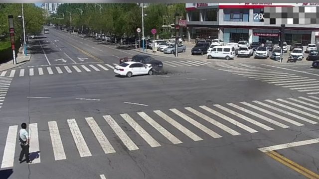 两车同时闯红灯相撞，撞击声吓退行人！