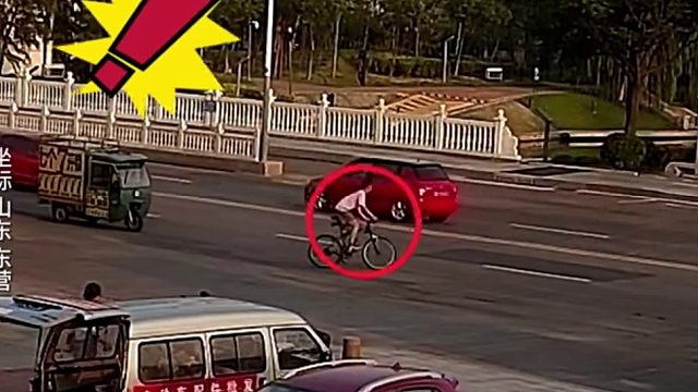 横过马路骑车冲刺被撞飞！