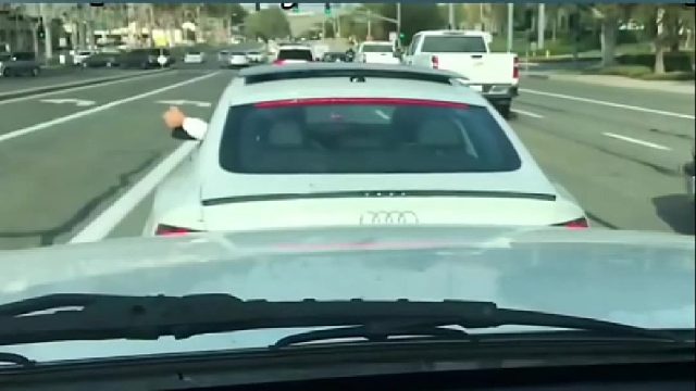 竖中指惹的祸新车变破车！