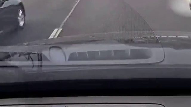 小车变道低速行驶，下一秒遭猛烈追尾，我就想知道视频车变道之后，为啥不加速？