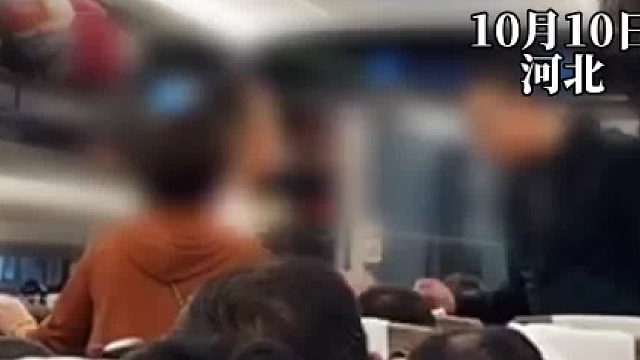 高铁上一大妈路过时碰掉男子价值一万六的电脑导致磕坏一个角，大妈拒绝赔偿称：“我又不是故意的”。最后两人被乘警带走