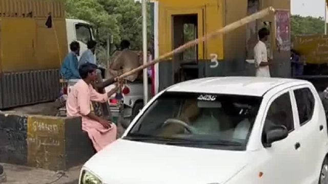 公路上的“人力起落杆”网友：又解决一个就业岗位