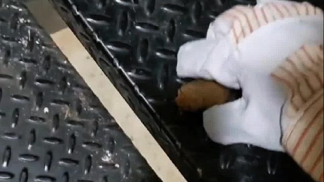 大叔户外救助了一只小蝙蝠宝宝，好生照顾痊愈放生后带着黑蝙蝠中队前来答谢