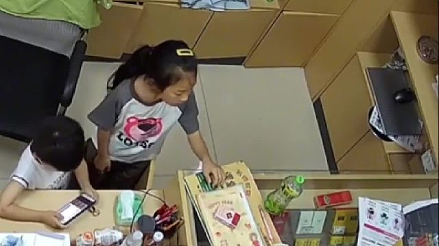 男子买烟付钱后又立马抽回，九岁女孩机智看破骗局。这种人是真的可恶