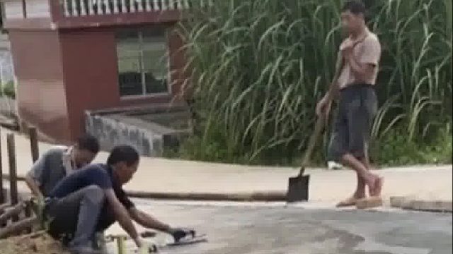 妻子开车掉到沟里，丈夫果断叫人拓宽路面，从此这条路叫“宠妻一路” 网友：真的是好老公，开车还是要注意安全