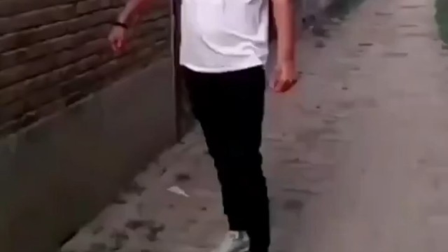 经络不通，心神失司，故举止失常，步履失调，语言不利，乏力，纳差，失眠多梦，苔腻，脉弦数，均为痰浊之征