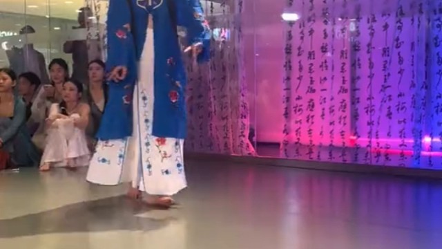 给人一种林黛玉骑鬼火的感觉