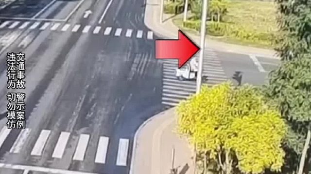 货车闯红灯伤及其他两车！