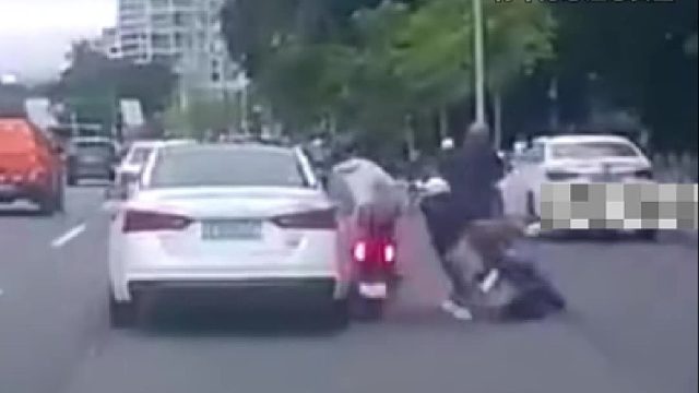 一电动车超车时和右侧电动车发生碰撞后又撞到左侧小车