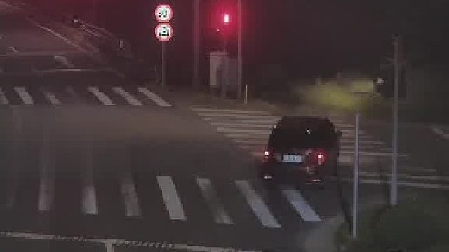 男子假装右转闯红灯40多次 ：朋友说没事？