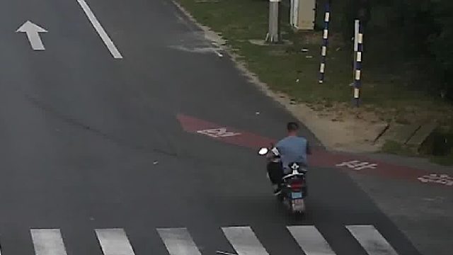 电动自行车骑车人闯红灯通过路口，与右方抢黄灯的轿车发生碰撞骑车人受伤！