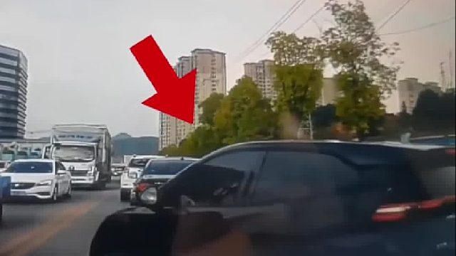 太恶劣！恶意别车还竖中指?
