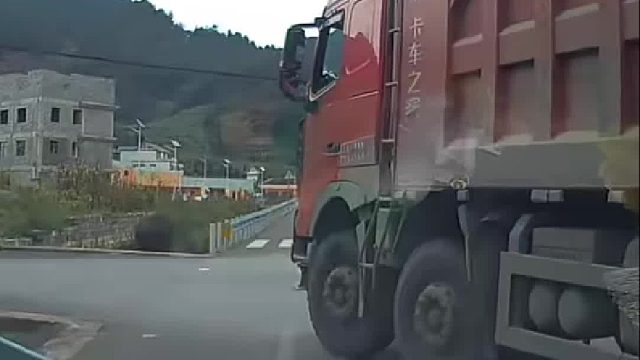 盲目超车遇上转弯不开转向灯，小车被撞翻下路坎！
