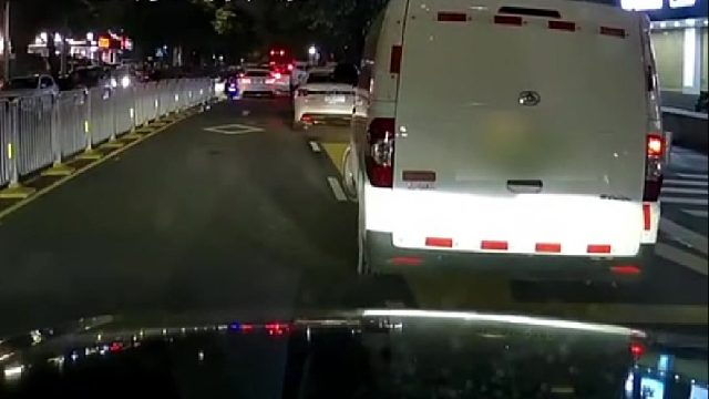 开车 遇白车挡道司机按喇叭也没用，一分钟意想不到的事故发生了！
