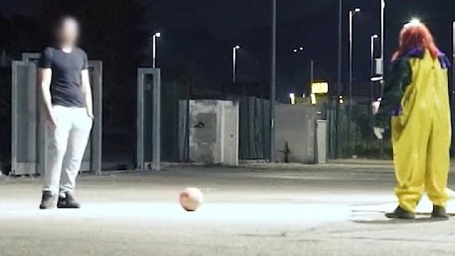 国外小丑博主整蛊路人翻车