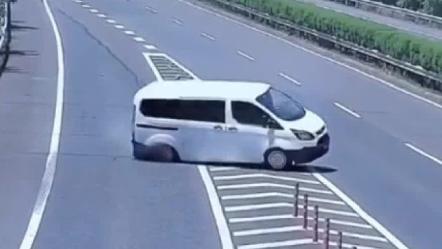 开车乱动方向盘的后果