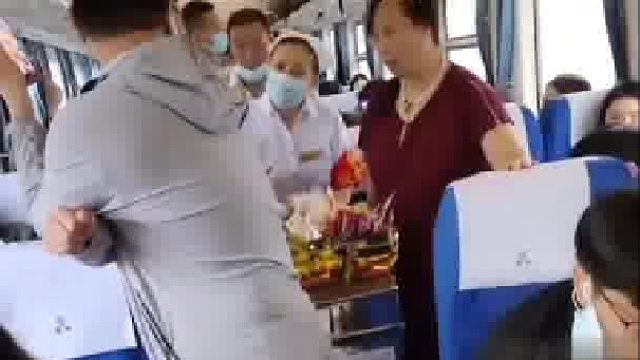 男子腿疼坚持站过道，乘务员推车过不了两人起争执