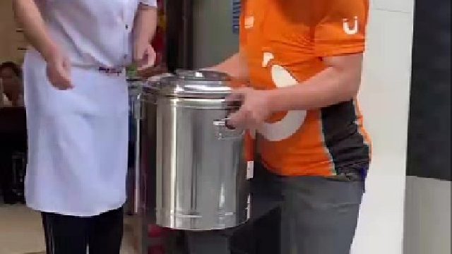 男子嫌酒店胡辣汤不正宗，叫跑腿从河南千里送汤到酒店