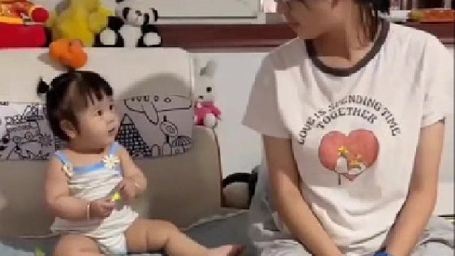 女大学生放假带娃，很久没见双方都很局促啊