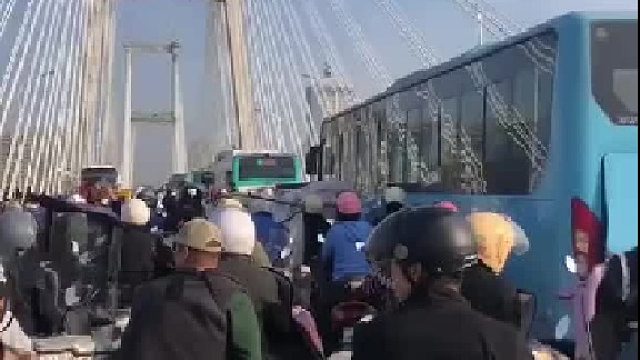 市民骑车逆行导致桥上交通拥堵，交警执勤无奈向市民喊话：求求你们靠右侧通行，让条道吧