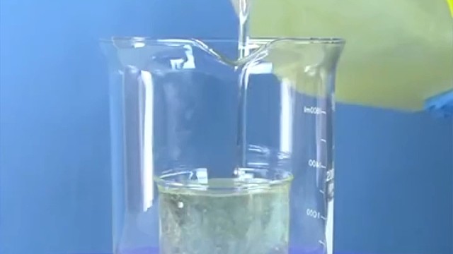 为什么装满水和油，杯子和玻璃棒就消失了？