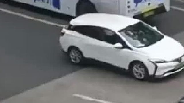 轿车倒车差点与电瓶车相碰，外卖小哥直接“提”车