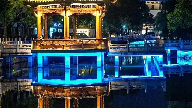 把眼睛留给风景，把体重留给美食。