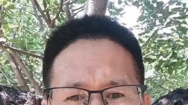 多吓人呐跟鸵鸟较上劲了