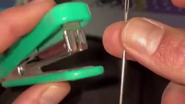 今天教大家做一个订书机缝纫机啦