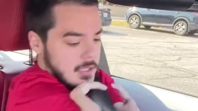 没有双手的120万粉游戏主播的吃播日常