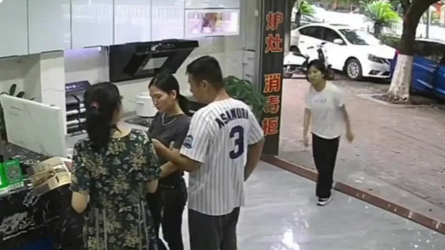 女孩低血糖摔倒在地，而路人的举动让人暖心